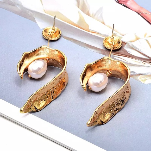 Zara Pearl Drop Leaf Gold Cocktail Trend “Pearl In A Raw” Earrings - Picture 1 of 13